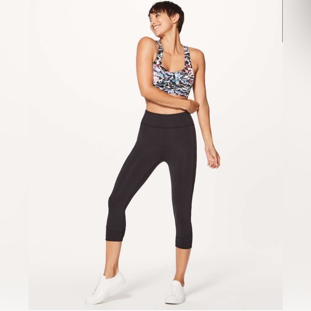 Lululemon In Movement Crop *Everlux 19"
Black Size 6